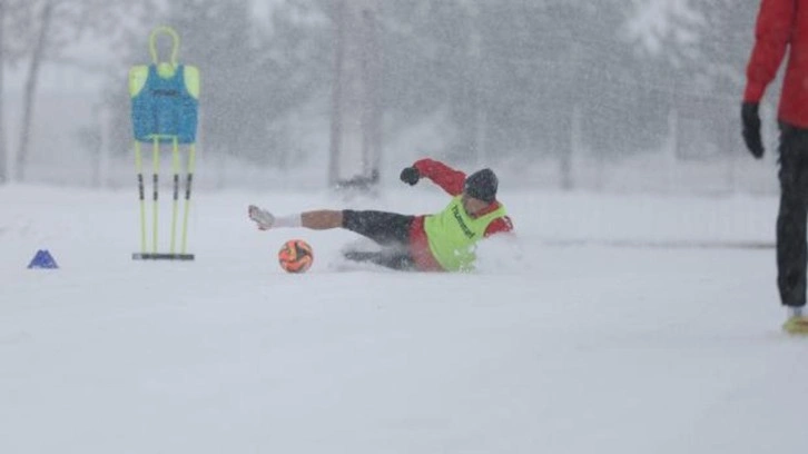 1. Lig ekibi kar yağışı altında antrenman yaptı