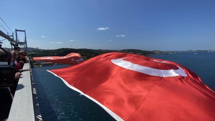 15 Temmuz Şehitler Köprüsü’ne dev Türk bayrağı asıldı