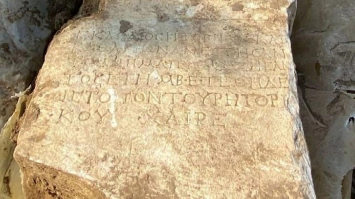1900 yıllık mezar taşını satmaya çalışırken jandarma yakaladı