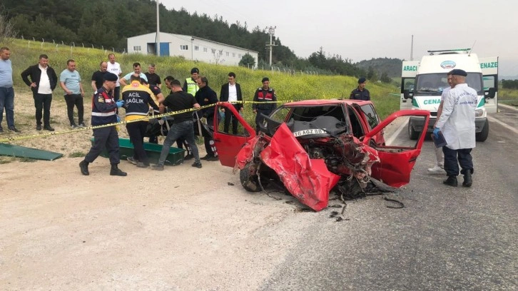 2 otomobil kafa kafaya çarpıştı: 3 ölü, 1 yaralı