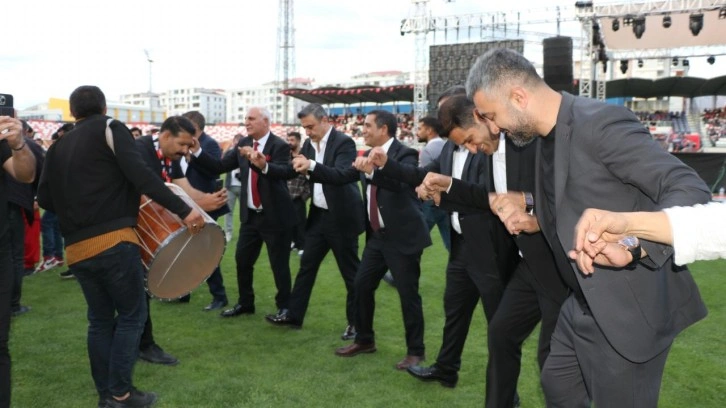 25 yıl sonra 1. Lig'e yükseldiler! Halaylarla kutladılar