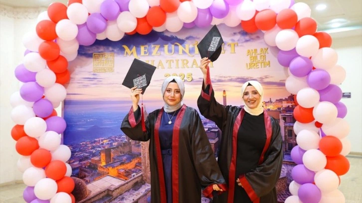 28 Şubat'ta başörtüsü nedeniyle okuyamadı, kızıyla aynı üniversiteden mezun oldu