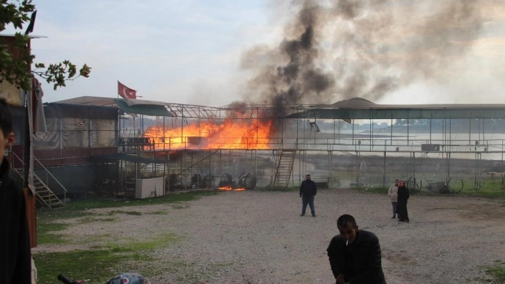 Adana'da yıkım savaş alanına d&ouml;nd&uuml;: D&uuml;kkanlar yakıldı, bir kişi kendine zarar verdi