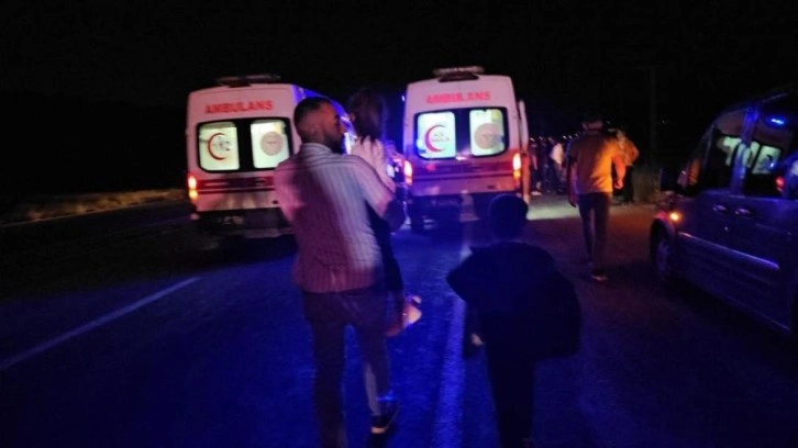 Adilcevaz'da hafif ticari araç, traktöre çarptı: 7 yaralı