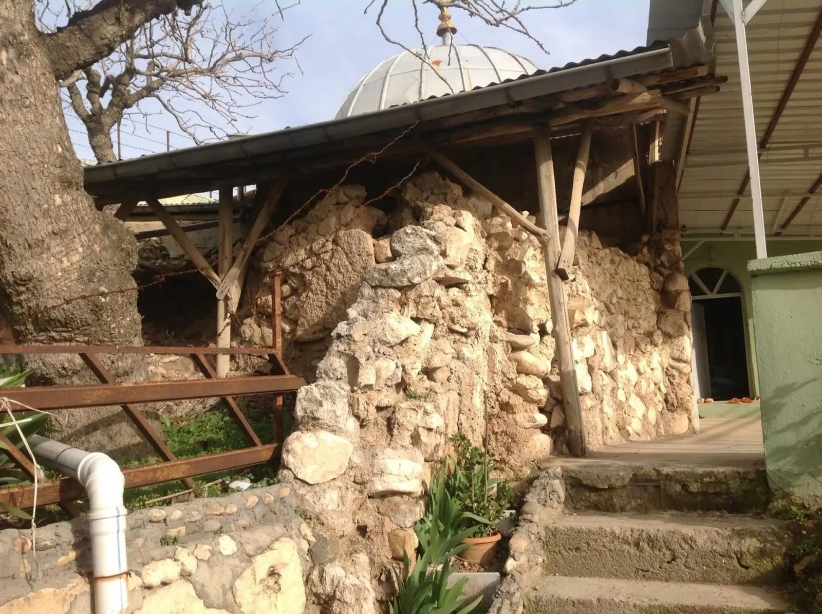 Eş Şeyh Hüseyin El Naccar Türbesi bakımsızlıktan çürüyor