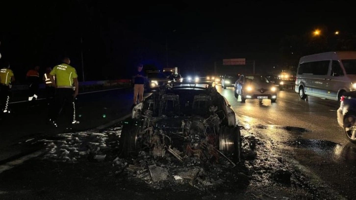 Alev alev yanan lüks otomobil hurda yığınına döndü