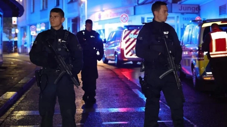 Almanya’da bıçaklı saldırı dehşeti! Ölü ve yaralılar var!