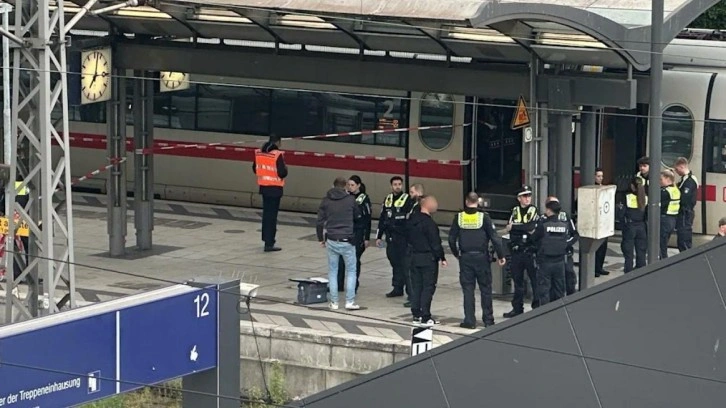 Almanya'da tren istasyonunda bıçaklı saldırı! 12 yaralı