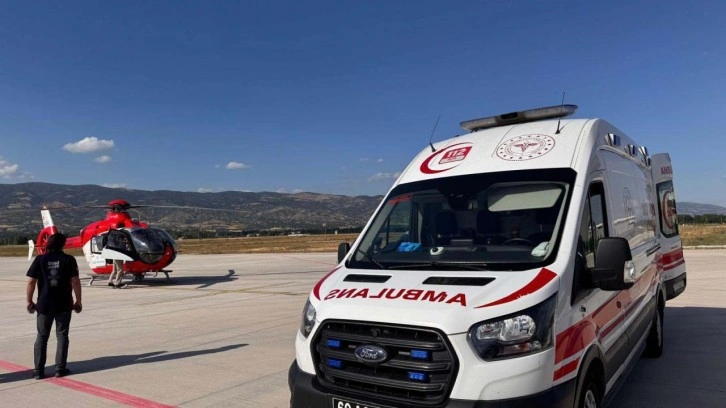 Ambulans helikopter, parmakları kopan çocuğu Ankara'ya nakletti
