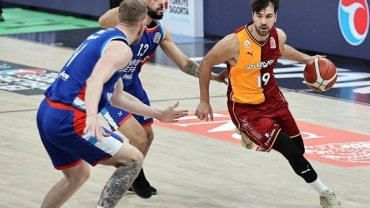 Anadolu Efes, Galatasaray'ı farklı mağlup etti