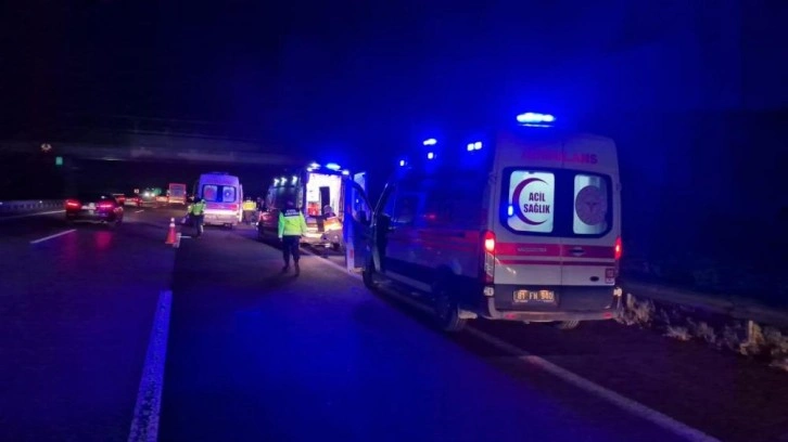 Anadolu Otoyolu'nda feci kaza! Tır, minibüse arkadan çarptı: 7 yaralı