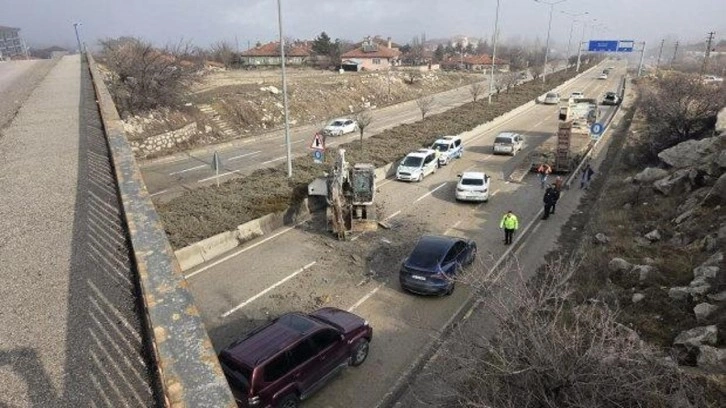 Ankara'da facianın eşiğinden d&ouml;n&uuml;ld&uuml;: Tırdaki kep&ccedil;e k&ouml;pr&uuml;ye takılıp yola d&uuml;şt&uuml;
