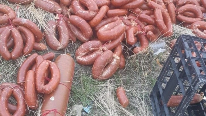 Ankara’da yüzlerce kilo et ürünü boş araziye atıldı