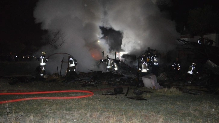 Ankara'da zihinsel engelli 3 kardeşin yaşadığı ev yanarak kül oldu