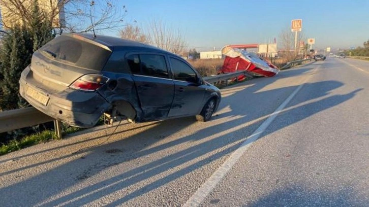 Antalya'da akılalmaz kaza: Bariyerde asılı kaldı!