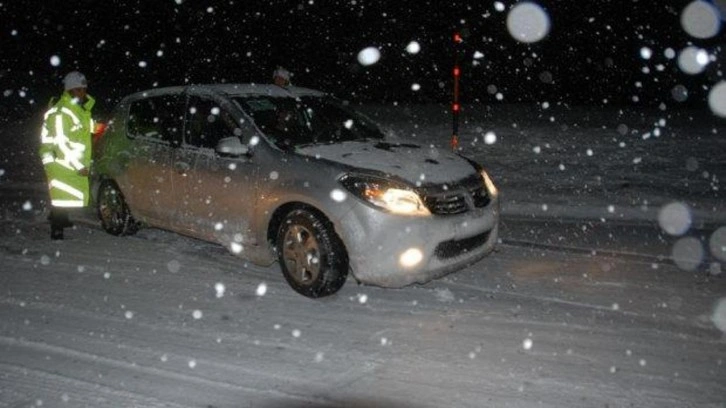 Antalya-Konya karayolunda yoğun kar yağışı