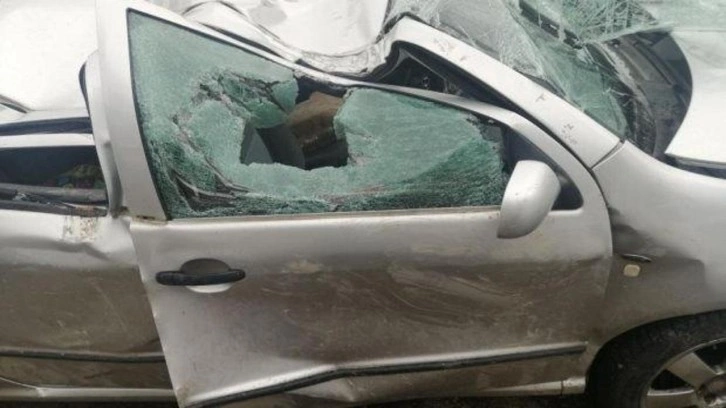 Ara&ccedil; şarampole yuvarlandı: Bangladeş uyruklu aynı aileden 1 kişi &ouml;ld&uuml;, 3 kişi yaralandı