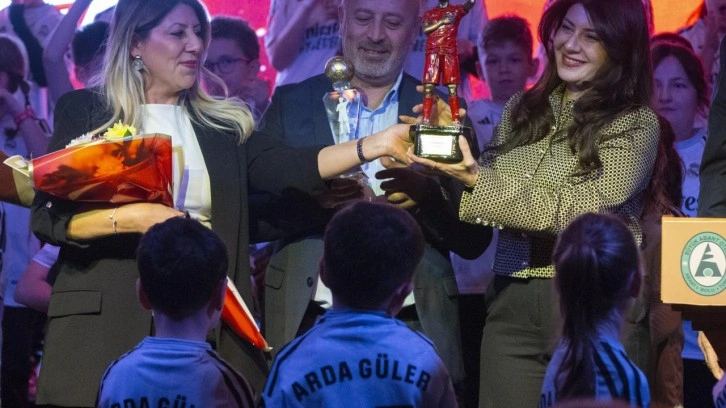 Arda G&uuml;ler'e yılın sporcusu &ouml;d&uuml;l&uuml; verildi