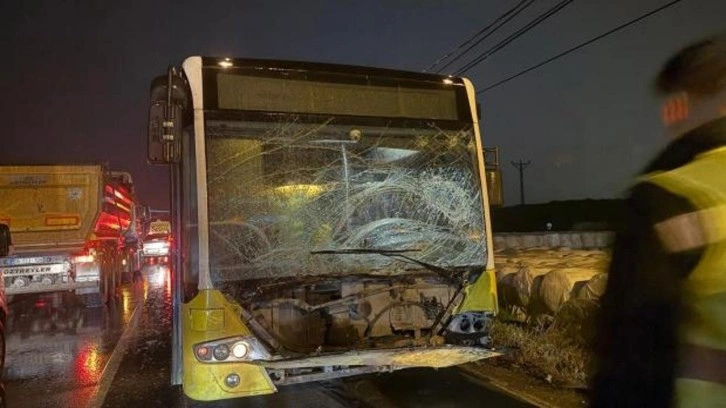 Arnavutk&ouml;y'de İETT otob&uuml;s&uuml; ile hafif ticari ara&ccedil; &ccedil;arpıştı: 2 yaralı