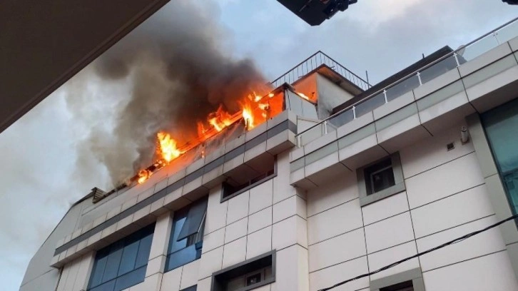 Ataşehir'de otel yangını! Çatı katı alevlere teslim oldu