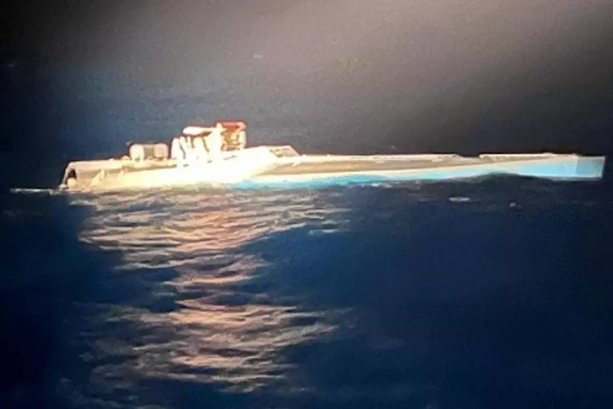 Atlas Okyanusu'nda 1,7 ton uyuşturucu madde taşıyan denizaltı ele geçirdi