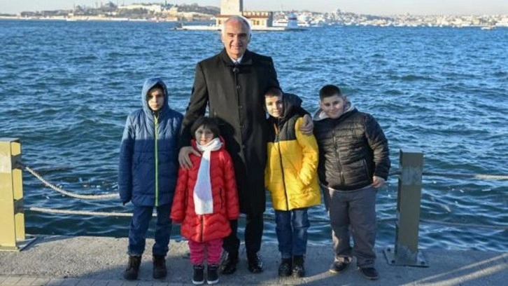 Bakan Ersoy, kardan 'Kız Kulesi' yapan &ccedil;ocukları ağırladı