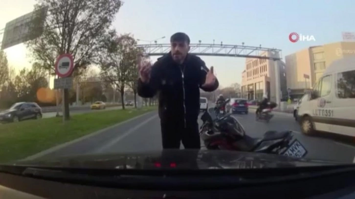 Bakırk&ouml;y&rsquo;de s&uuml;r&uuml;c&uuml;s&uuml; korna &ccedil;aldığı i&ccedil;in otomobili tekmediler