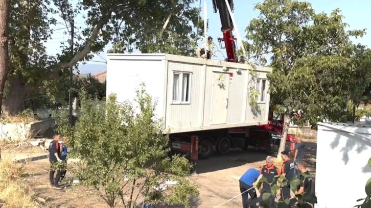 Balıkesir'deki depremzedeler için 250 yaşam konteyneri bölgeye ulaştırıldı