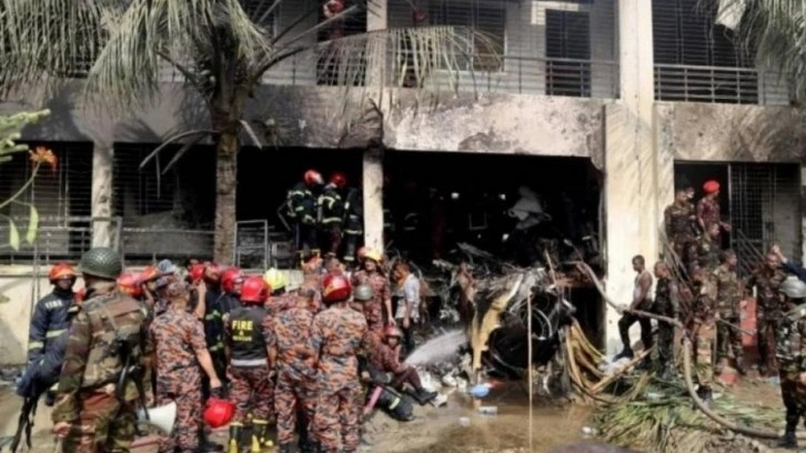 Bangladeş'in başkenti Dakka'da uçak okula düştü: Onlarca ölü ve yaralı var!