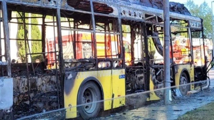 Başakşehir'de İETT otobüsü alevlere teslim oldu
