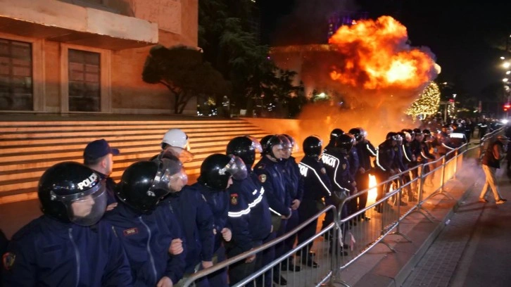 Başbakanlık ofisine molotoflu saldırı! Arnavutluk'ta protestolar b&uuml;y&uuml;yor