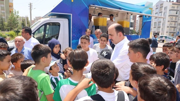 Başkan Altay ve Pekyatırmacı Bilgehane’de yaz etkinliklerine katılan öğrencilerle buluştu
