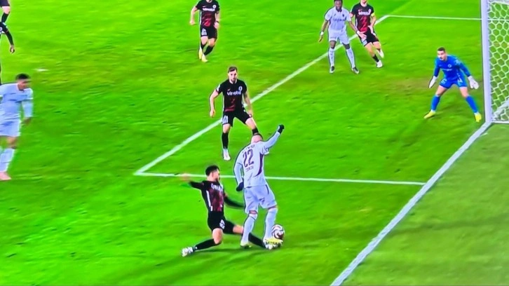 Başkent'te tartışmalı pozisyon! Trabzonspor penaltı kazandı