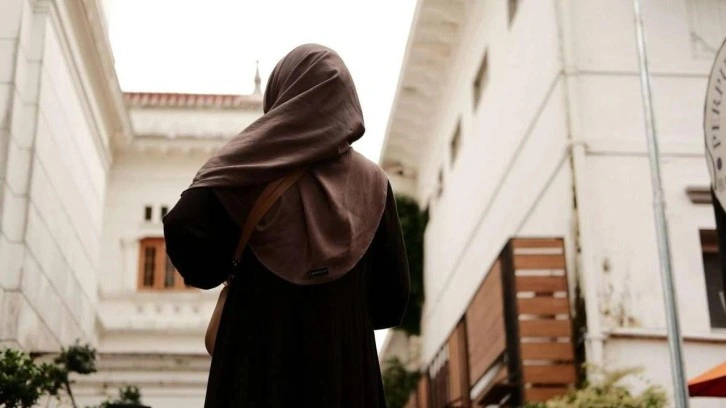 Berlin'de baş&ouml;rt&uuml;l&uuml; kadına ırk&ccedil;ı saldırı