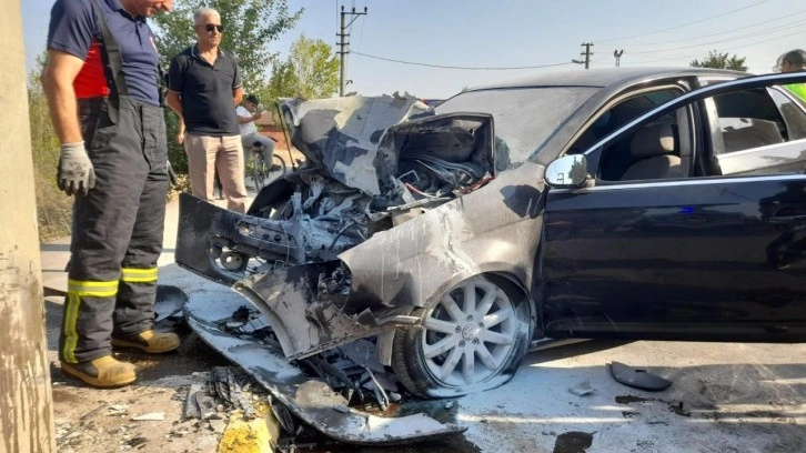 Beton direğe çarpan otomobil hurdaya döndü