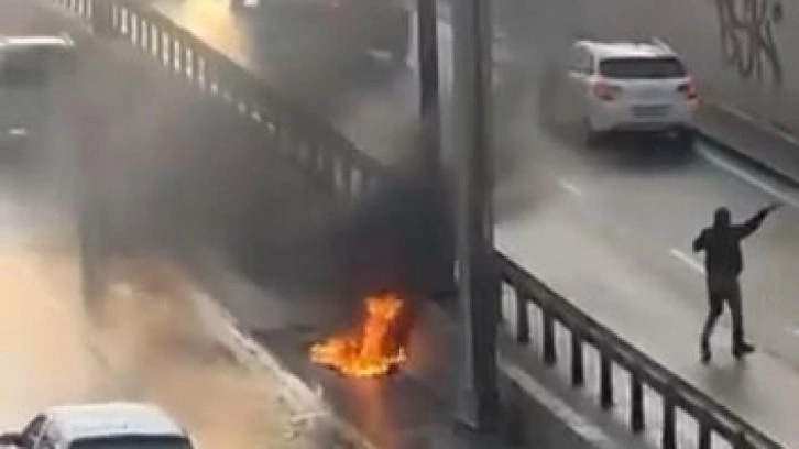 Beylikd&uuml;z&uuml; D-100 Otoyolu'nda motosiklet alev alev yandı