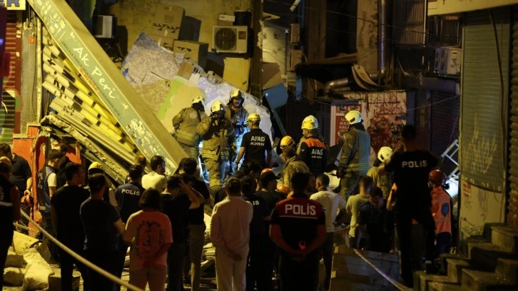 Beyoğlu'nda iki katlı bina patlamanın ardından çöktü