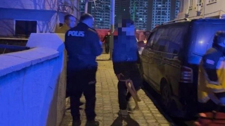 Bı&ccedil;aklanan &ccedil;ocuk binaya sığındı