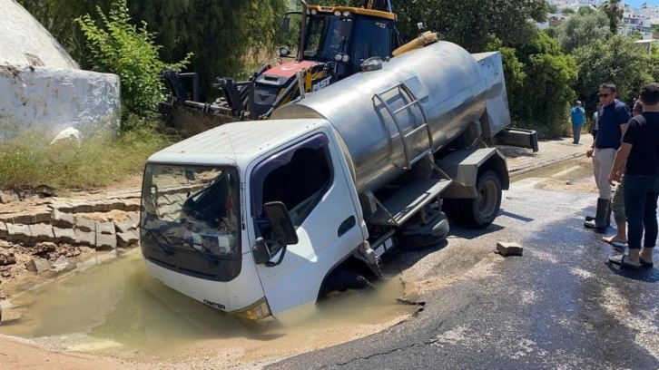 Bodrum'da isale hattı patladı, tanker çukura düştü