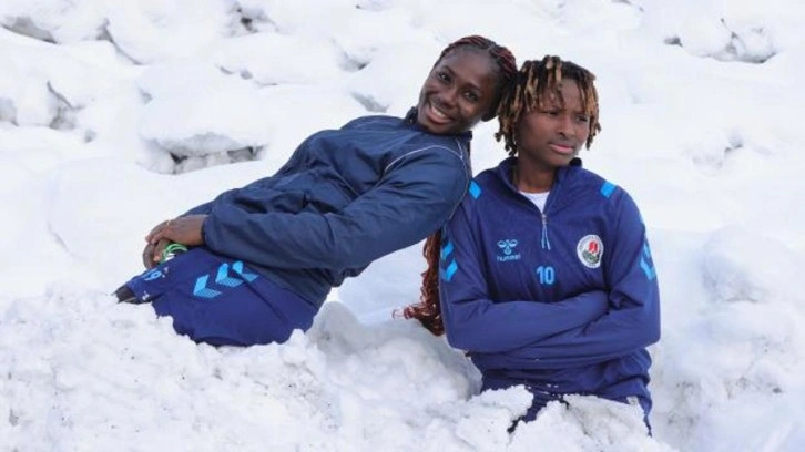 'Buraya gelmeden &ouml;nce kar g&ouml;rmemiştim': Afrikalı yıldızlar Hakkari'ye alıştı