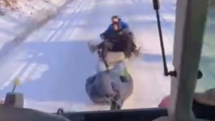 Bursa'da &ccedil;ocuklar trakt&ouml;r arkasında karın tadını &ccedil;ıkardı