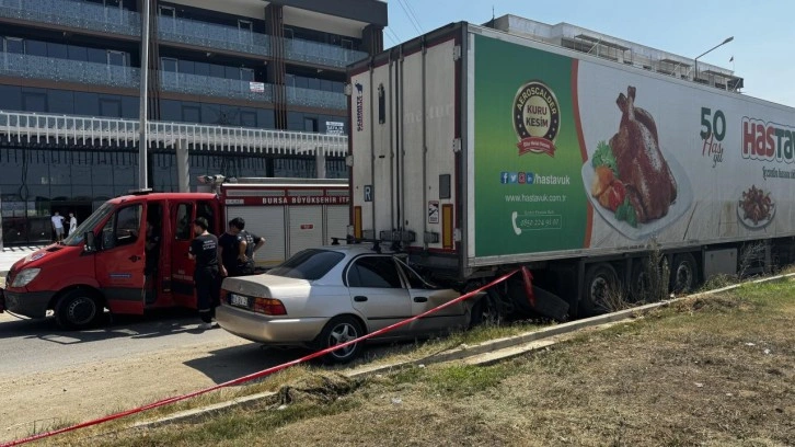 Bursa'da feci kaza! Tıra arkadan çarptı