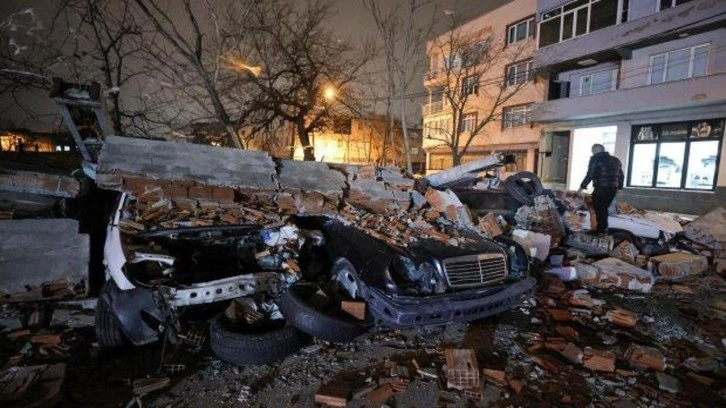 Bursa'da fırtına duvarı ara&ccedil;ların &uuml;st&uuml;ne devirdi