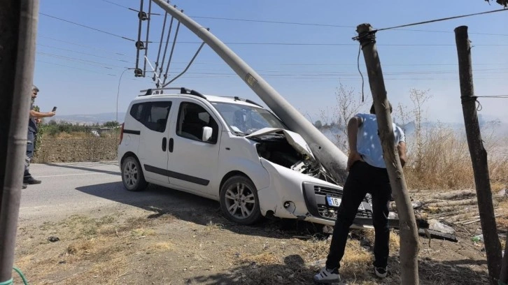 Bursa’da kamyonet kontrolden çıktı, elektrik direğini yerle bir etti