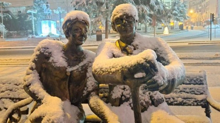 Bursa'da lapa lapa kar yağışı! Kent beyaza b&uuml;r&uuml;nd&uuml;