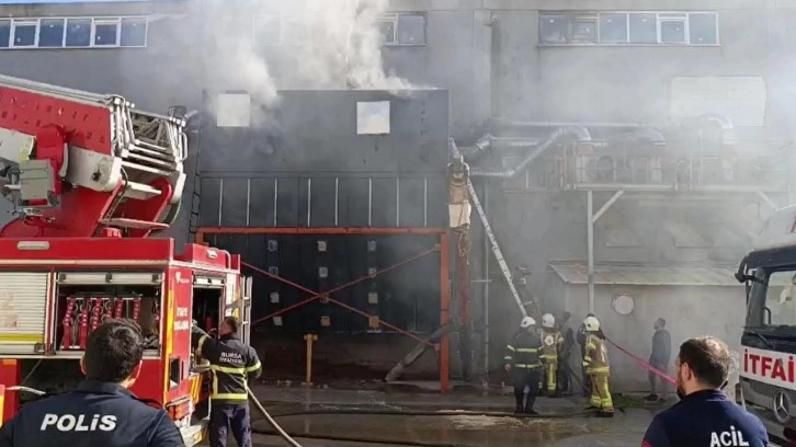 Bursa'da mobilya fabrikasında yangın; 1 işçi yaralı