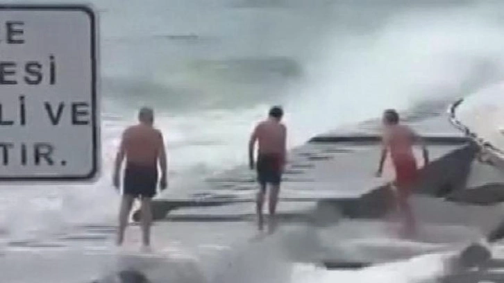 Caddebostan'da denize giren 3 kişi hastanelik oldu