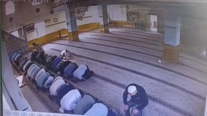Camide namaz kılan komşusunu &ouml;ld&uuml;ren sanıktan kardeşine tehdit