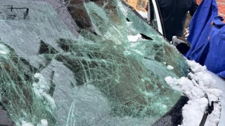 &Ccedil;atıdan d&uuml;şen kar otomobili hurdaya &ccedil;evirdi