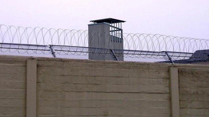 Cezaevinde h&uuml;k&uuml;ml&uuml;n&uuml;n saldırdığı 2 infaz ve koruma memuru yaralandı